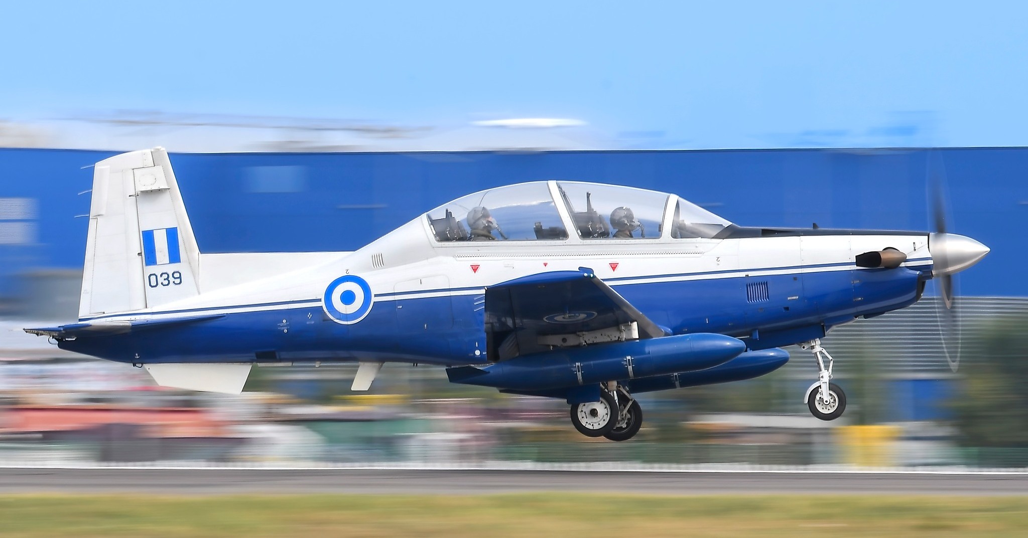 Ar putea fi o imagine cu aeronavă şi text