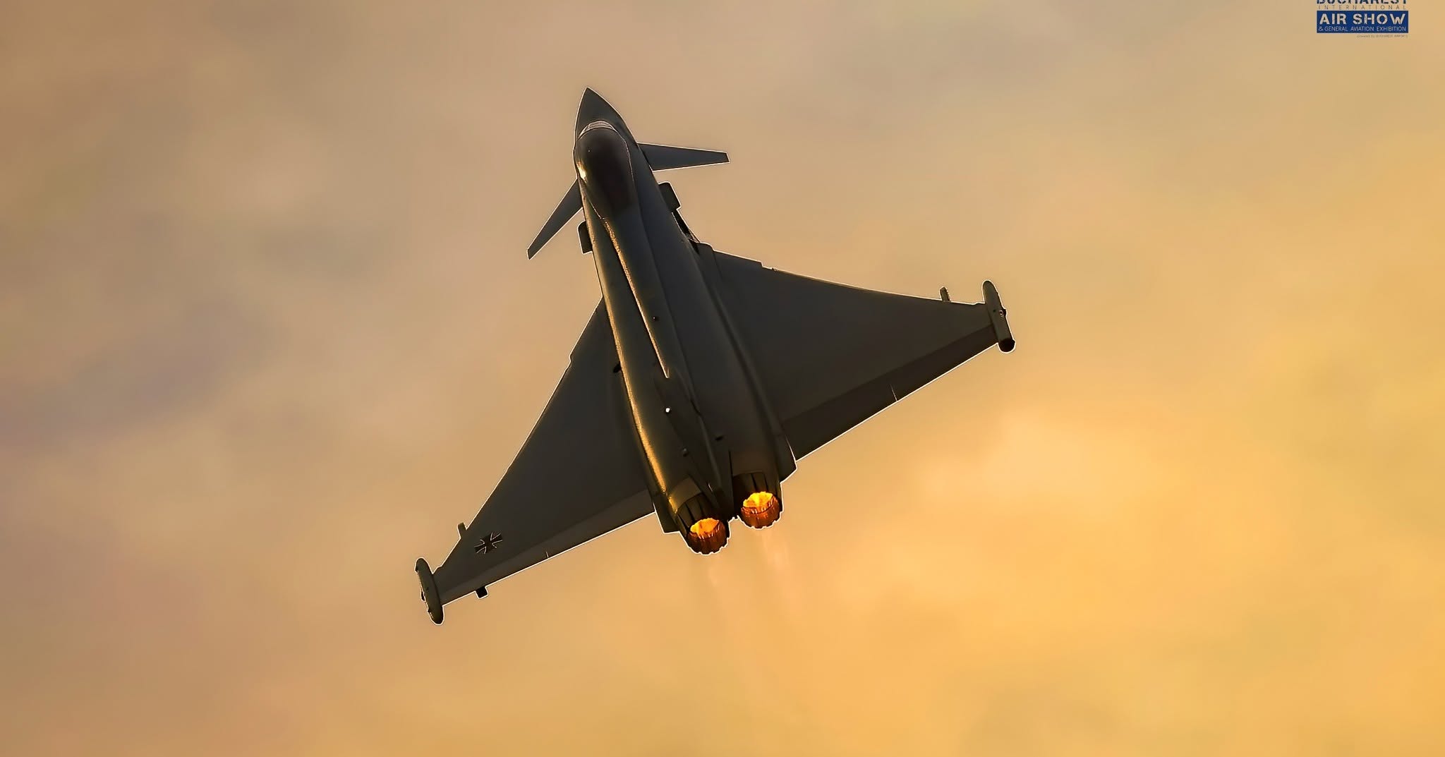Ar putea fi o imagine cu aeronavă şi text care spune „BUCHAREST AIR IRSHOW BURET SHO”
